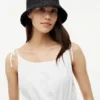 Chapeau bob en raphia crocheté Chapeau bob en raphia crocheté