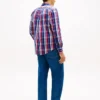 Chemise à carreaux multicolores et coupe classique