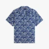 Chemise de camp en lin à monogramme script sur toute la surface Chemise de camp en lin à monogramme script sur toute la surface