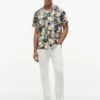 Chemise de camp à fleurs tropicales, coupe classique Chemise de camp à fleurs tropicales, coupe classique