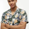 Chemise de camp à fleurs tropicales, coupe classique Chemise de camp à fleurs tropicales, coupe classique