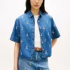 Chemise en denim à coupe ample avec motif écusson sur toute la surface