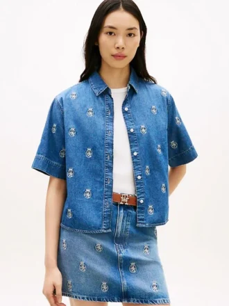 Chemise en denim à coupe ample avec motif écusson sur toute la surface Chemise en denim à coupe ample avec motif écusson sur toute la surface