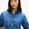 Chemise en denim à coupe ample avec motif écusson sur toute la surface