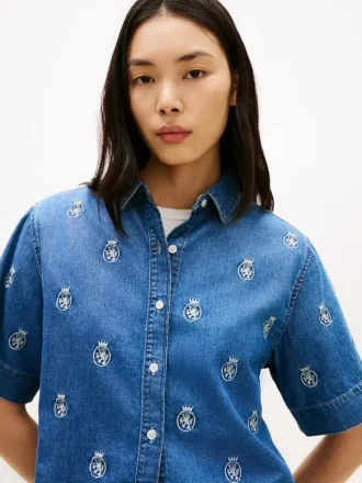 Chemise en denim à coupe ample avec motif écusson sur toute la surface Chemise en denim à coupe ample avec motif écusson sur toute la surface