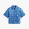 Chemise en denim à coupe ample avec motif écusson sur toute la surface