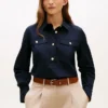 Chemise en popeline à boutons dorés, coupe décontractée Chemise en popeline à boutons dorés, coupe décontractée