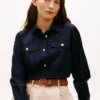 Chemise en popeline à boutons dorés, coupe décontractée Chemise en popeline à boutons dorés, coupe décontractée