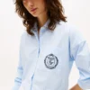 Chemise à rayures et logo Crest, coupe décontractée Chemise à rayures et logo Crest, coupe décontractée