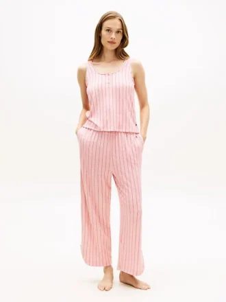 Ensemble de nuit composé d&rsquo;un débardeur court et de pantalons