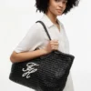 Grand sac fourre-tout en raphia avec monogramme en lettres cursives Grand sac fourre-tout en raphia avec monogramme en lettres cursives