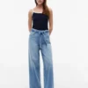 Jean taille haute à jambes larges avec ceinture Jean taille haute à jambes larges avec ceinture