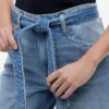 Jean taille haute à jambes larges avec ceinture Jean taille haute à jambes larges avec ceinture
