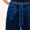 Jean taille haute à jambes larges avec ceinture Jean taille haute à jambes larges avec ceinture