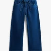 Jean taille haute à jambes larges avec ceinture Jean taille haute à jambes larges avec ceinture