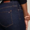 Jeans skinny à taille moyenne et délavage foncé Jeans skinny à taille moyenne et délavage foncé