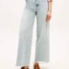 Jeans taille haute à jambes larges et ourlet brut Jeans taille haute à jambes larges et ourlet brut