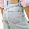 Jeans taille haute à jambes larges et ourlet brut Jeans taille haute à jambes larges et ourlet brut