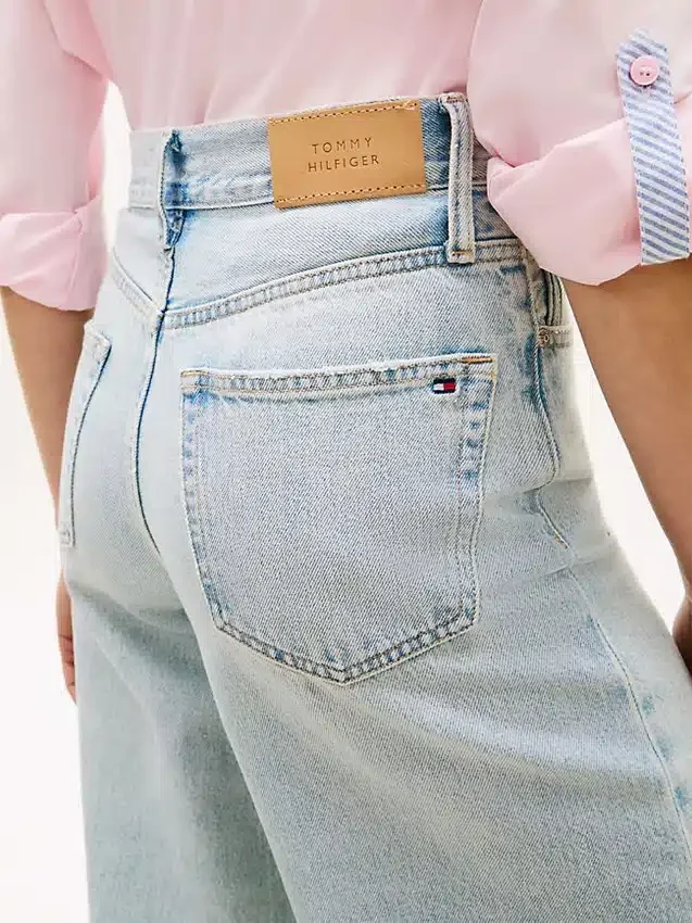 Jeans taille haute à jambes larges et ourlet brut Jeans taille haute à jambes larges et ourlet brut