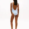 Maillot de bain à encolure dégagée et monogramme script sur l’ensemble Maillot de bain à encolure dégagée et monogramme script sur l’ensemble