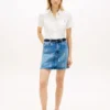 Mini-jupe en denim taille haute avec motif de blason sur toute la surface Mini-jupe en denim taille haute avec motif de blason sur toute la surface
