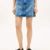 Mini-jupe en denim taille haute avec motif de blason sur toute la surface Mini-jupe en denim taille haute avec motif de blason sur toute la surface