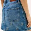 Mini-jupe en denim taille haute avec motif de blason sur toute la surface Mini-jupe en denim taille haute avec motif de blason sur toute la surface