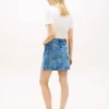 Mini-jupe en denim taille haute avec motif de blason sur toute la surface Mini-jupe en denim taille haute avec motif de blason sur toute la surface