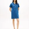 Mini-robe en denim à patte de boutonnage ouverte Mini-robe en denim à patte de boutonnage ouverte