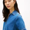 Mini-robe en denim à patte de boutonnage ouverte Mini-robe en denim à patte de boutonnage ouverte