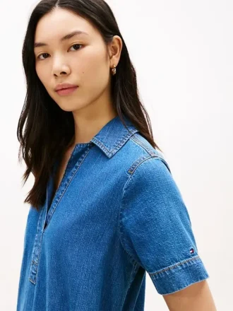 Mini-robe en denim à patte de boutonnage ouverte