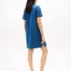 Mini-robe en denim à patte de boutonnage ouverte Mini-robe en denim à patte de boutonnage ouverte