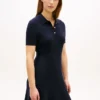 Mini-robe polo en maille côtelée à boutons dorés Mini-robe polo en maille côtelée à boutons dorés