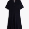 Mini-robe polo en maille côtelée à boutons dorés Mini-robe polo en maille côtelée à boutons dorés