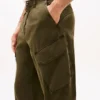Pantalon cargo droit teint en pièce Pantalon cargo droit teint en pièce