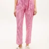 Pantalon fuselé en seersucker vichy avec ceinture Pantalon fuselé en seersucker vichy avec ceinture