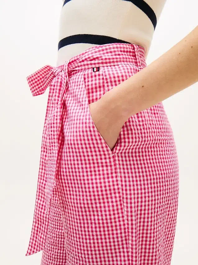 Pantalon fuselé en seersucker vichy avec ceinture Pantalon fuselé en seersucker vichy avec ceinture