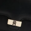 Pochette à rabat grainé avec fermoir monogramme Pochette à rabat grainé avec fermoir monogramme