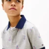 Polo stretch pour enfant avec logo nautique sur toute la surface Polo stretch pour enfant avec logo nautique sur toute la surface