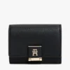 Portefeuille à trois volets en cuir grainé avec fermoir monogramme Portefeuille à trois volets en cuir grainé avec fermoir monogramme