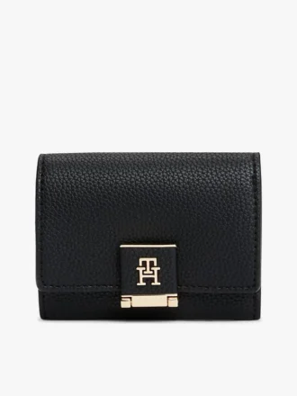 Portefeuille à trois volets en cuir grainé avec fermoir monogramme Portefeuille à trois volets en cuir grainé avec fermoir monogramme