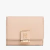 Portefeuille à trois volets en cuir grainé avec fermoir monogramme Portefeuille à trois volets en cuir grainé avec fermoir monogramme