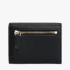 Portefeuille à trois volets en cuir grainé avec fermoir monogramme Portefeuille à trois volets en cuir grainé avec fermoir monogramme