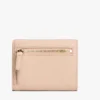 Portefeuille à trois volets en cuir grainé avec fermoir monogramme Portefeuille à trois volets en cuir grainé avec fermoir monogramme