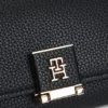 Portefeuille à trois volets en cuir grainé avec fermoir monogramme Portefeuille à trois volets en cuir grainé avec fermoir monogramme