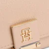 Portefeuille à trois volets en cuir grainé avec fermoir monogramme Portefeuille à trois volets en cuir grainé avec fermoir monogramme