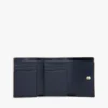 Portefeuille à trois volets en cuir grainé avec fermoir monogramme Portefeuille à trois volets en cuir grainé avec fermoir monogramme