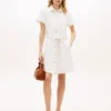Robe chemise en denim blanc avec ceinture Robe chemise en denim blanc avec ceinture