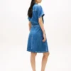 Robe chemise en denim délavé moyen avec ceinture Robe chemise en denim délavé moyen avec ceinture
