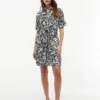 Robe chemise en lin mélangé à imprimé tropical Robe chemise en lin mélangé à imprimé tropical